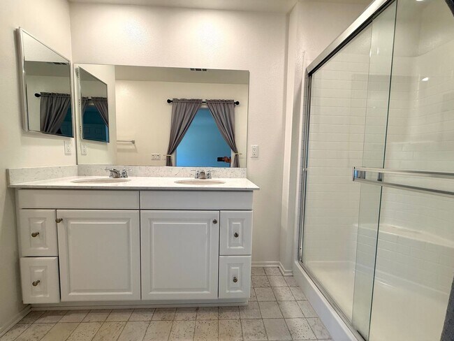 Building Photo - Modern Three Bedroom Townhouse in gated community of El Paseo $2,995.