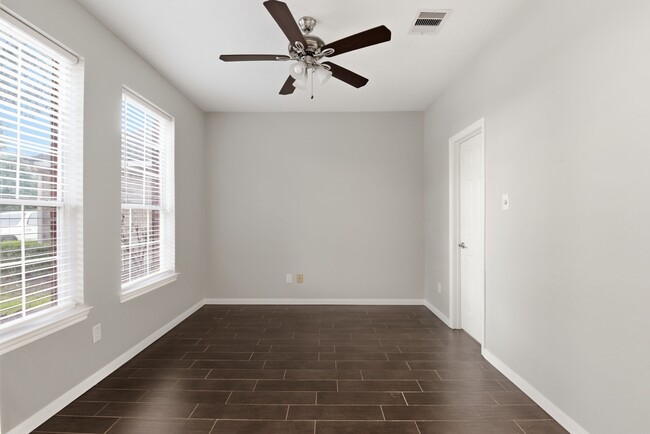Building Photo - 25542 Saddlebrook Village Dr