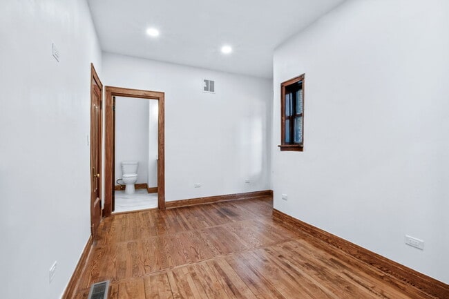 Building Photo - 2624 N Albany Ave