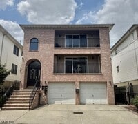 Building Photo - 154 Komorn St