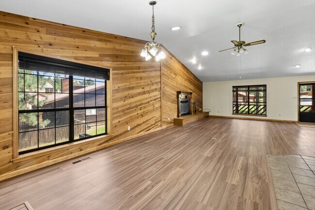 Building Photo - 103 E Miller Ct