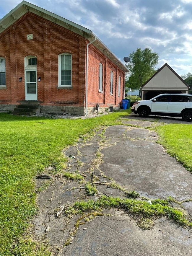 Building Photo - Single Family Home 2 Bedrooms 1 Bath with ...
