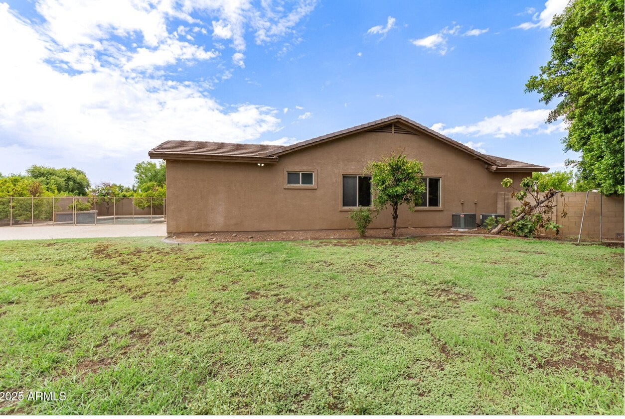 Building Photo - 1515 N Los Alamos Cir