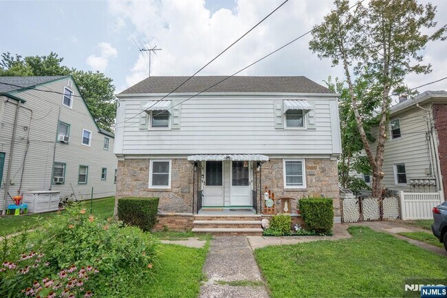 Building Photo - 18 7th St