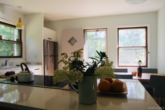 Building Photo - 136 School St