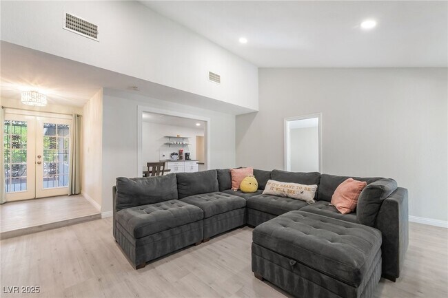 Building Photo - 3209 Kings Way