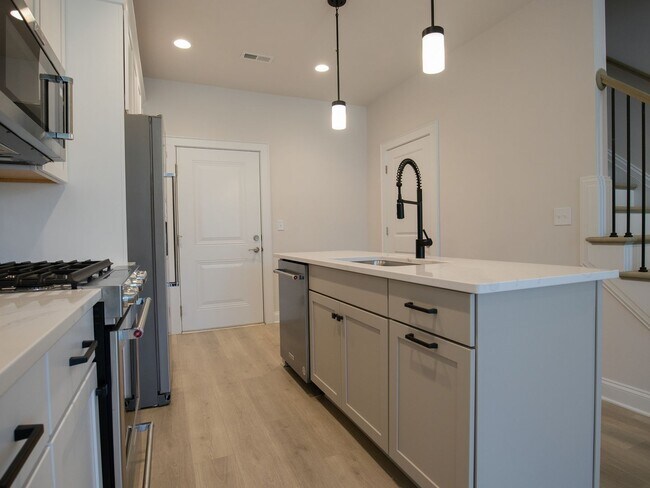 Building Photo - Walkable Short Pump Living with a Huge Private Deck