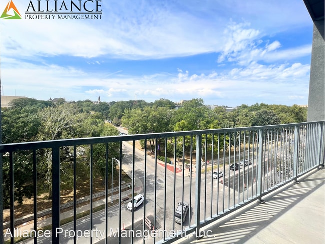 Building Photo - 2 br, 2 bath House - 820 N. Manhattan Ave....