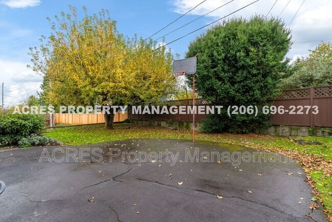Building Photo - 7617 S Lakeridge Dr