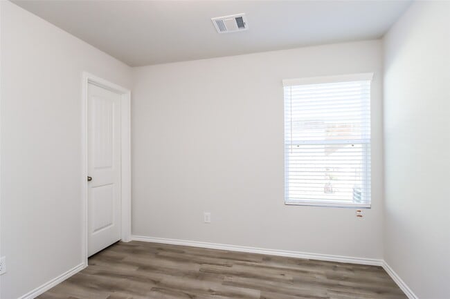 Building Photo - 17414 Linthorne St