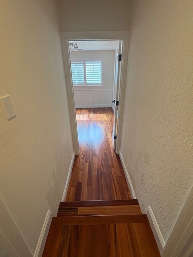 Building Photo - Los Gatos Family Townhome Ready for Move i...