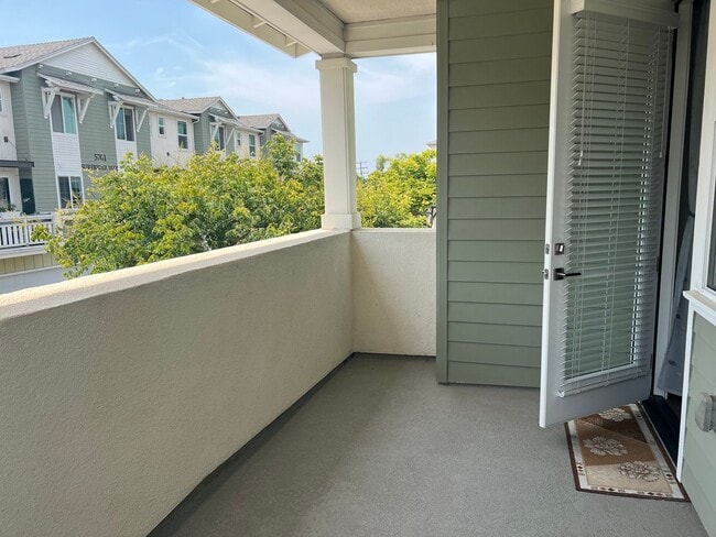 Building Photo - Spacious 4 Bedroom, 3.5 Bath Townhome in G...