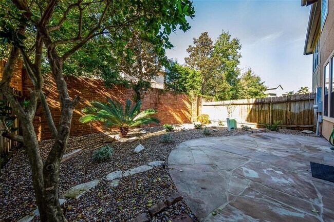 Building Photo - 2938 Royal Oaks Crest