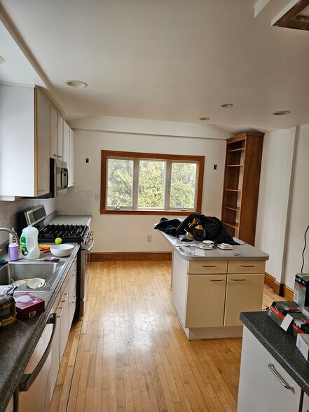 Building Photo - 419 Pond St