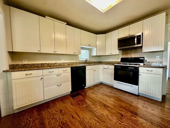 Building Photo - Bungalow Home