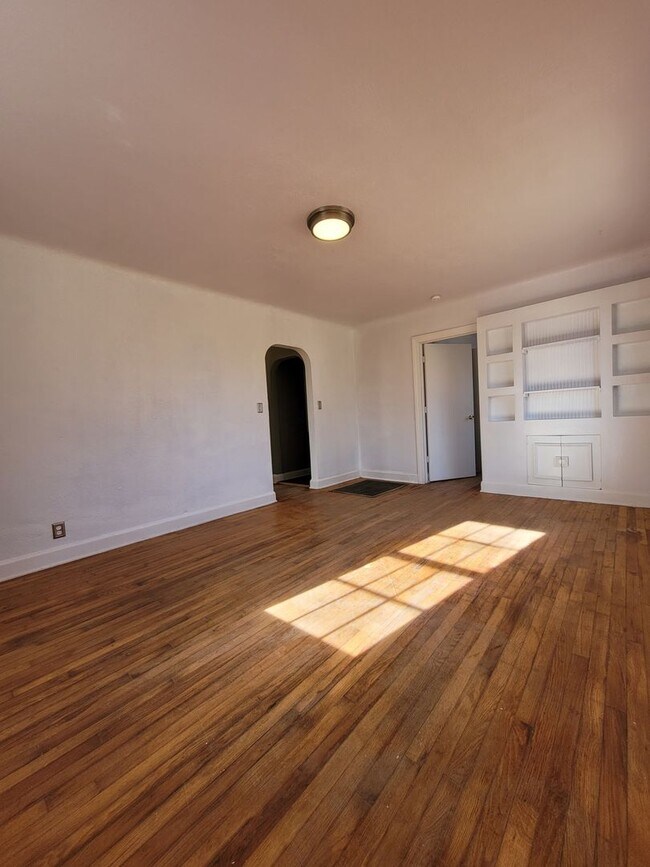 Building Photo - 2 Bedroom 1 Bathroom House with a Fenced-in Yard!