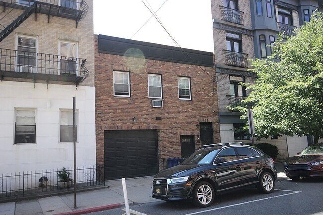 Building Photo - 602 Monroe St