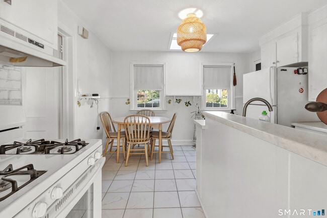 Building Photo - 124 Stiles St