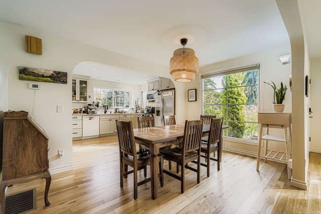 Building Photo - Bitter Lake Home