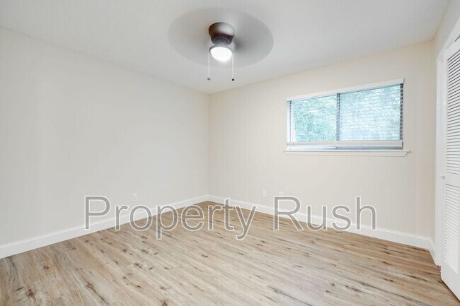 Building Photo - 2323 Green Forest Dr