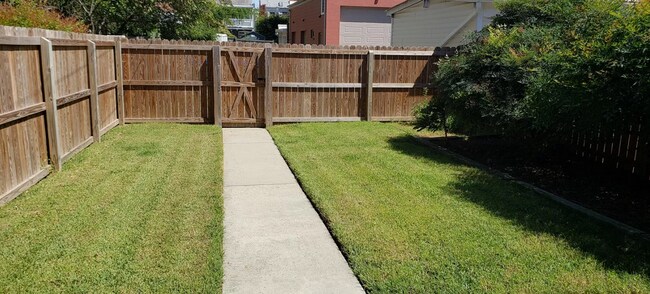 Building Photo - 3322 Stuart Ave