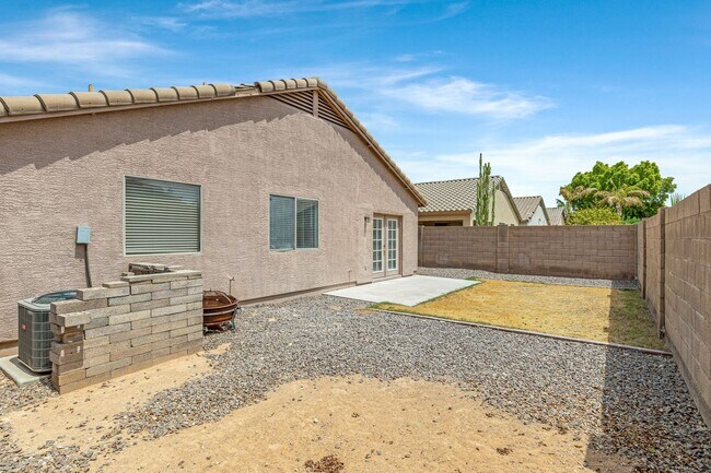 Building Photo - Beautiful Large 3 Bedroom home in Parkwood...