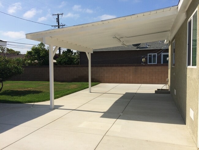 Building Photo - TWO BEDROOM LAKEWOOD HOME AVAILABLE FOR YOU--CALL US TODAY!