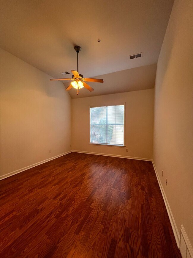 Building Photo - 8816 Glen Cir