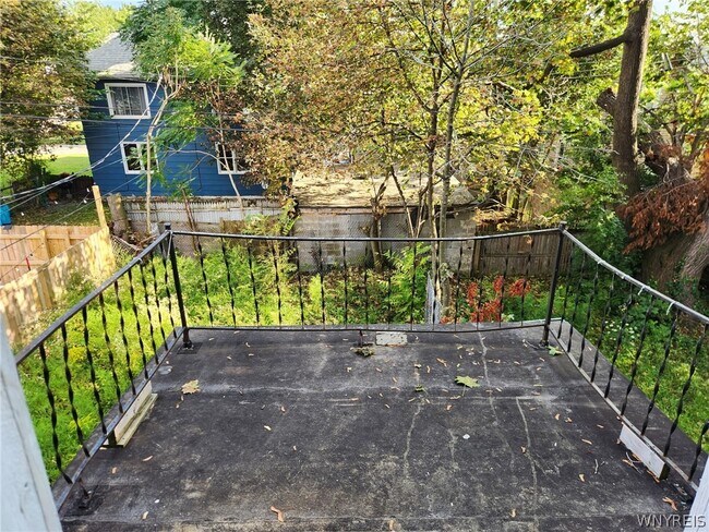 Building Photo - 325 Breckenridge St