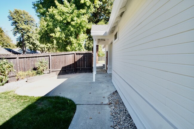 Building Photo - 4400 Sunrise Ct