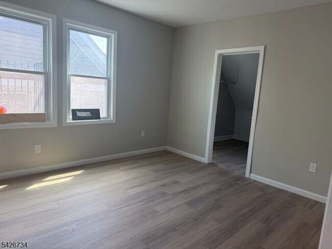 Building Photo - 37 Mapes Ave