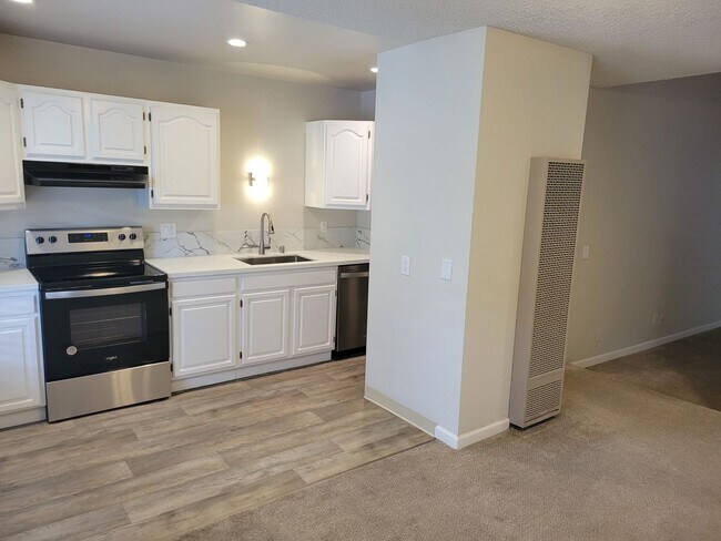 Building Photo - Spacious and Updated 1 Bedroom Convenientl...