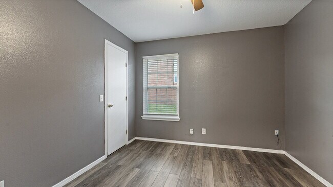 Building Photo - 909 S Curtis Ave
