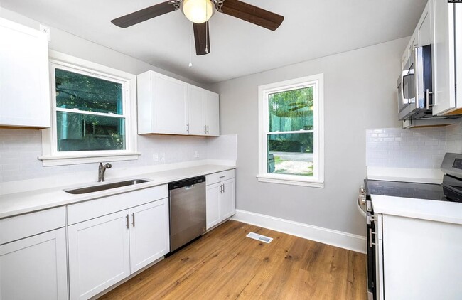 Building Photo - Fully Renovated 3 Bedroom, 1 Bath in the F...