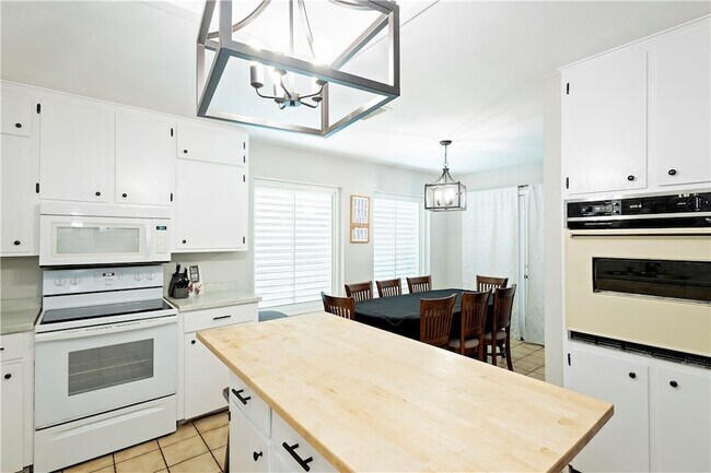 Building Photo - 426 Rossiter St
