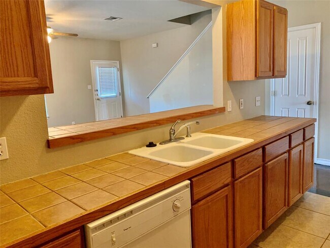 Building Photo - 220 Sandstone Dr