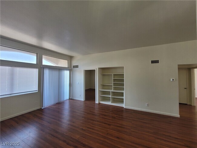 Building Photo - 3125 N Buffalo Dr
