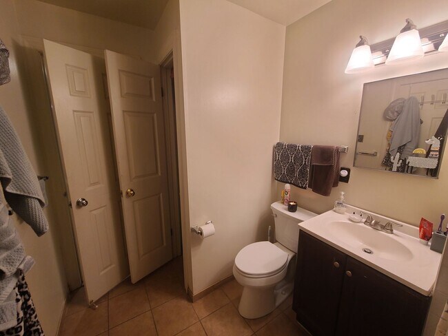 Building Photo - Spacious 2BR/1.5BTH w/ HW Floors, New Kitc...