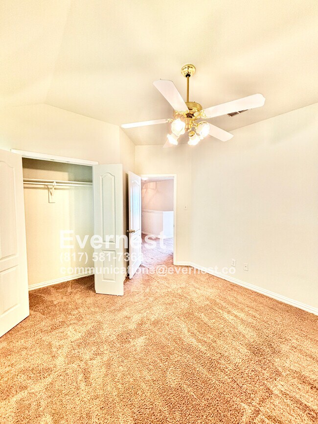 Building Photo - 4-Bedroom Home with Versatile Layout Near ...