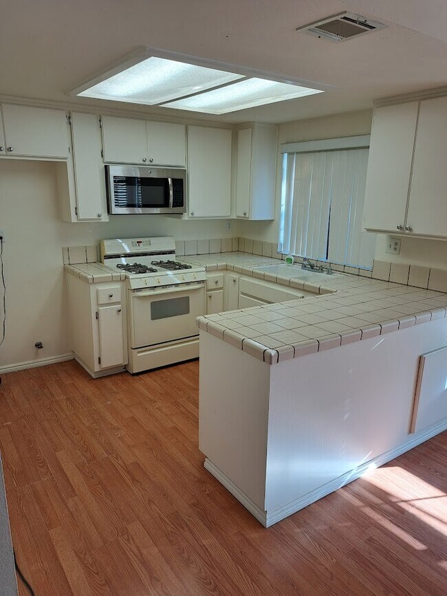 Kitchen - 37727 Maureen St
