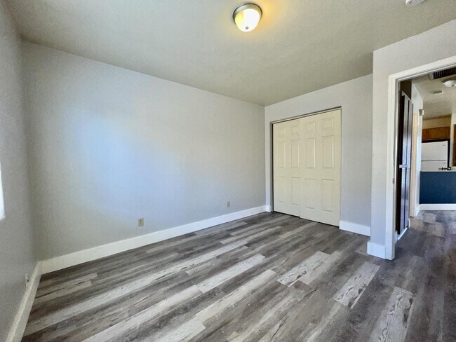 Building Photo - 2 bed 2 bath central location.