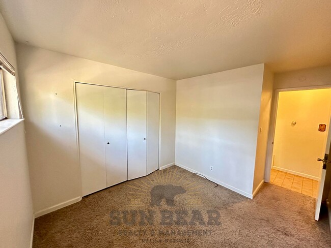 Building Photo - 3 Bedroom Home near Diamond Peak! Allows a...