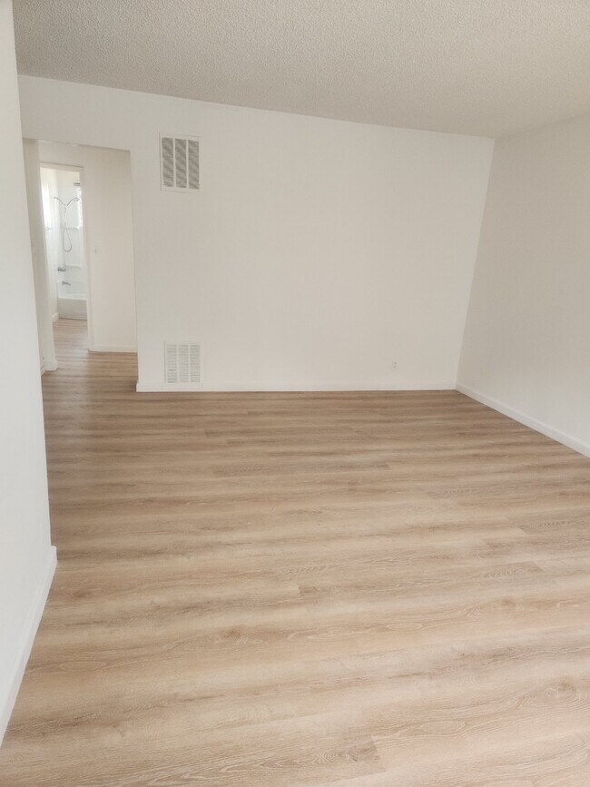 Building Photo - 501 S Oxford Ave