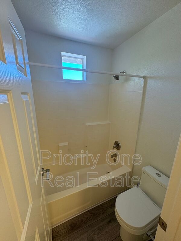 Building Photo - 560 Calle Capistrano