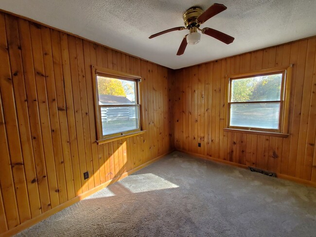 Building Photo - For Rent- Beautiful home in Evansdale! Pet...