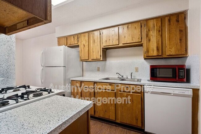 Building Photo - 115 S Frio St