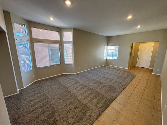 Building Photo - Gorgeous 6Bed/5Bath/4Car, 2-Story Home located in the Mountains Edge