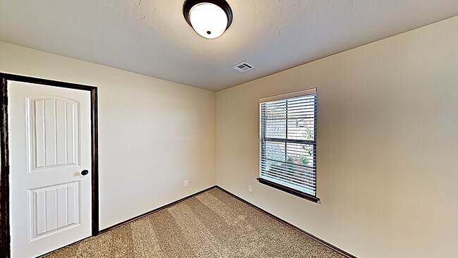 Building Photo - Very Nice 4 Bedroom 2 Bath Home in Mustang...