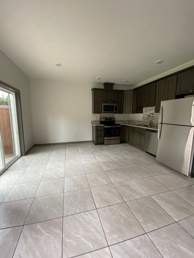 Building Photo - **SPRING SPECIAL- $200 off first months rent**  3 Bedroom Duplex in Veneta