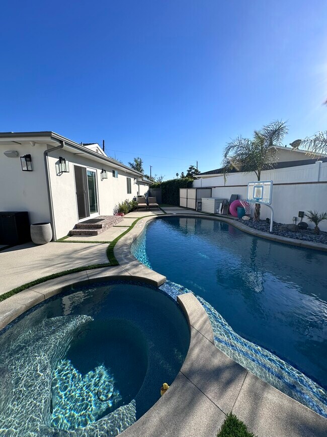 Building Photo - 2055 W 185th St